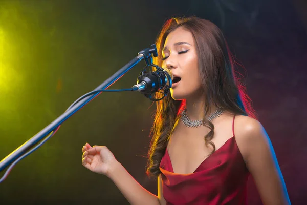 Mujer Asiática Pelo Rizado Marrón Usar Vestido Rojo Cantar Una — Foto de Stock