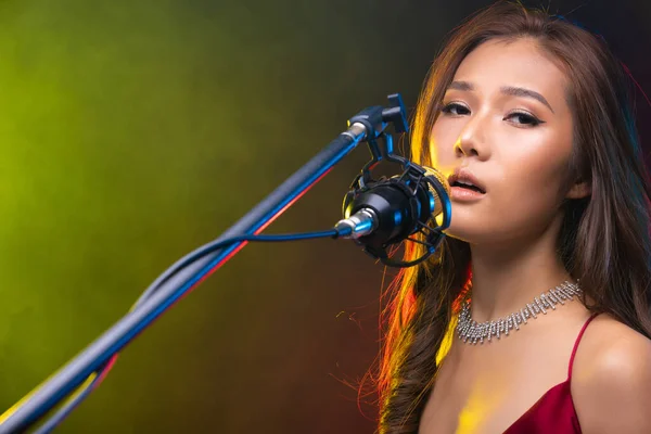 Asian Woman Brown Curl Hair Wear Red Dress Sing Song — Stock fotografie