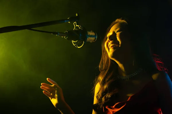Asiatische Frau Braune Locken Tragen Rotes Kleid Singen Ein Lied — Stockfoto