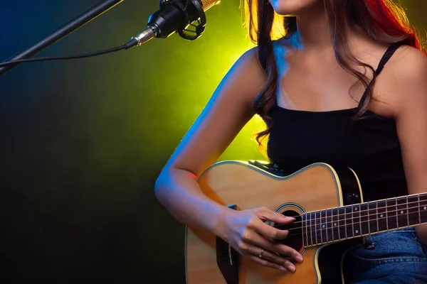 Asian Woman Cabello Rizado Marrón Tocar Guitarra Cantar Sonido Potencia — Foto de Stock