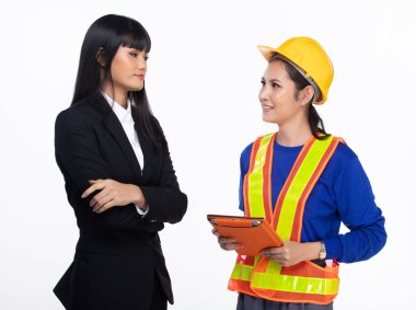 Mühendis konuşuyor ve dijital tableti iş kadınlarına mutlu bir şekilde sunuyor. izole edilmiş beyaz arkaplan kopyalama alanı