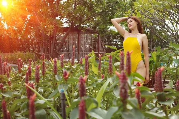 Mulher Sexy Bonita Usar Terno Banho Amarelo Bikini Mulher Asiática — Fotografia de Stock
