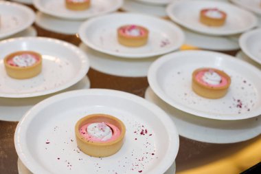 Toplantı, seminer, atölye, konferans, masadaki yemek servisi, seçici odak noktasını kopyalama