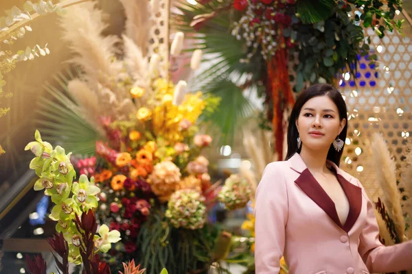 Krásná Asijská Žena Podnikání Růžový Oblek Relaxační Tisících Květin Pole — Stock fotografie