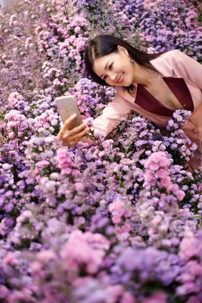 Mulher Asiática Bonita Negócio Pink Suit Está Tirando Selfie Foto — Fotografia de Stock
