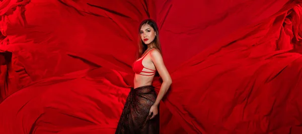 Asiatico Lgbt Donna Indossare Bikini Lancio Svolazzante Tessuto Rosso Aria — Foto Stock