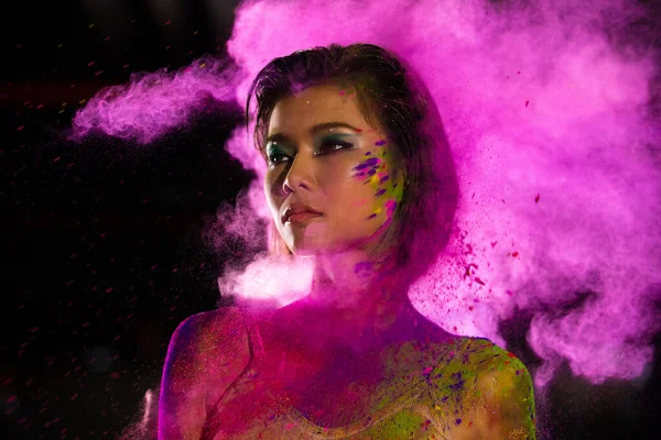 Мода Азиатская Женщина Бросает Красочные Пыль Многоцветный Дым Палку Воздухе — стоковое фото