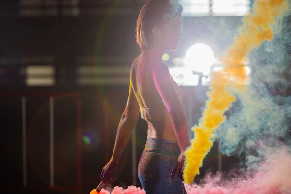 Fashion Asian Woman Rzuca Kolorowy Pył Wielobarwny Kij Dymny Powietrzu — Zdjęcie stockowe