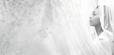 Genç Asyalı kız rüzgar ve pencereden gelen güneş ışığıyla uyanır. Sabah vakti kendini mutlu hisseden bir kadın. Tek renkli siyah beyaz yüksek tuşlu pozlama, boşluğu kopyala