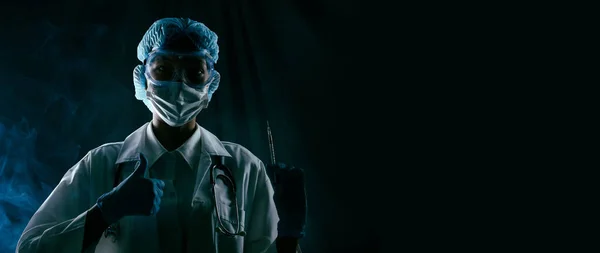 아시아인 실험실의 청진기 주사기 마스크를 착용하고 있습니다 과학자들은 성공적 경쟁이 — 스톡 사진