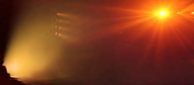 Performans rampası pistinde duman çıkıyor. Fotoğrafa tahıl ve gürültü ekleyerek çok düşük ışığa maruz kalma, boş arkaplan kopyalama alanı afişi