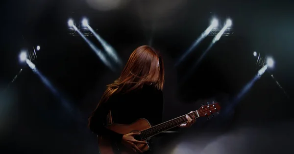 Hermosa Mujer Asiática Largo Pelo Negro Marrón Tocar Guitarra Cantar — Foto de Stock