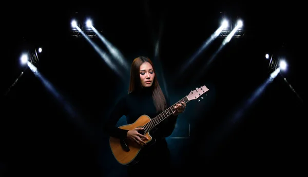 Hermosa Mujer Asiática Largo Pelo Negro Marrón Tocar Guitarra Cantar — Foto de Stock