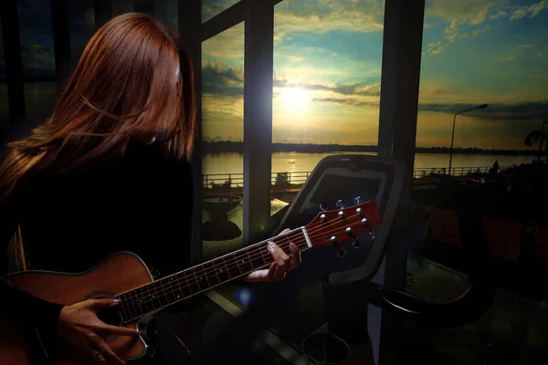 Cantante Identificado Mujer Pelo Largo Marrón Tocar Guitarra Cantar Una — Foto de Stock