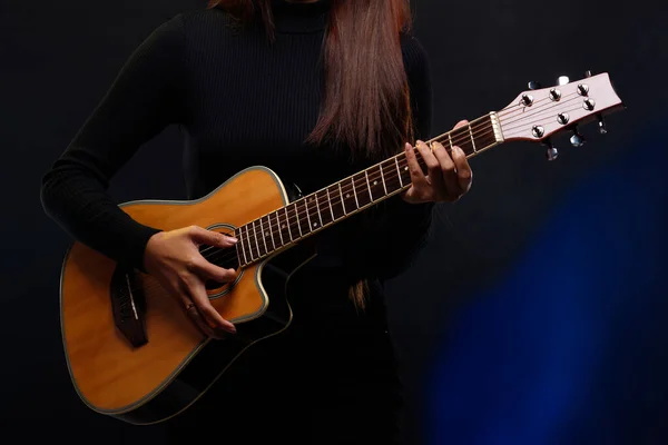 Hermosa Mujer Asiática Largo Pelo Negro Marrón Tocar Guitarra Cantar — Foto de Stock