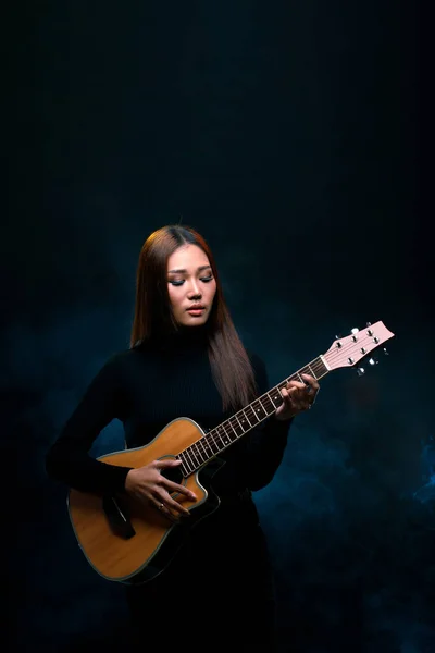 Hermosa Mujer Asiática Largo Pelo Negro Marrón Tocar Guitarra Cantar — Foto de Stock