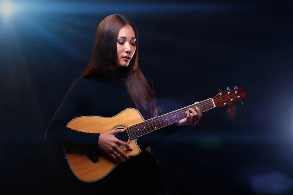 Hermosa Mujer Asiática Largo Pelo Negro Marrón Tocar Guitarra Cantar — Foto de Stock