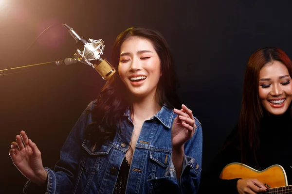Duas Belas Cantoras Asiáticas Cantam Música Tocam Guitarra Palco Café — Fotografia de Stock