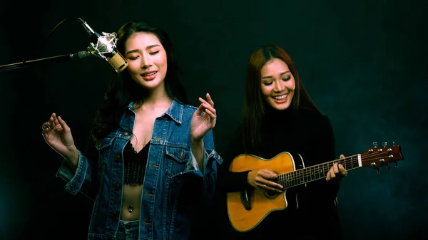 Ásia Adolescente Mulher Longo Marrom Preto Cabelo Jogar Guitarra Cantar — Fotografia de Stock