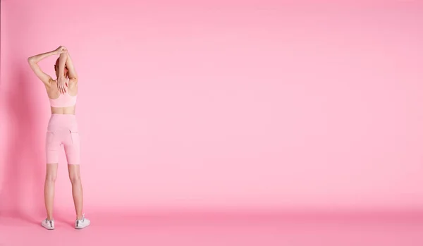 Двадцатилетняя Азиатка Розовая Умирающая Волосы Спортивный Бюстгальтер Короткие Брюки Обувь — стоковое фото