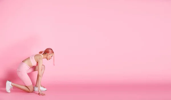 Aziatische Vrouw Roze Stervend Haar Sport Beha Korte Broek Schoenen — Stockfoto