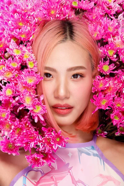 ハーフボディ20代のアジアの女性の肖像ピンク死ぬ髪フィットネススポーツヨガの服 ピンクの花のトーンで女の子の笑顔以上ピンクの汗背景隔離されたコピースペース — ストック写真