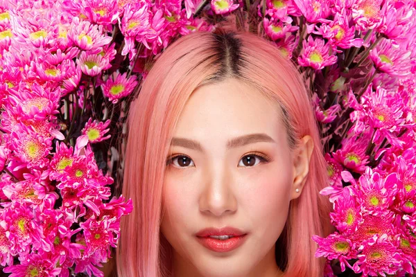 20世纪20年代亚洲女子粉红垂死头发的半身像健美运动瑜伽服 粉红汗珠上的粉红花色女孩的微笑背景隔离的复制空间 — 图库照片
