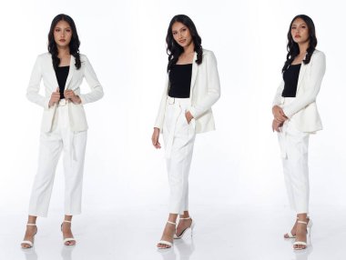 Kolaj Grubu. 20 'li yaşlardaki Asyalı kadın. Siyah saçlı, resmi takım elbiseli ve ayakkabılı. Kadın duruşu ve modayı değiştirmesi beyaz arka planda izole edilmiş.