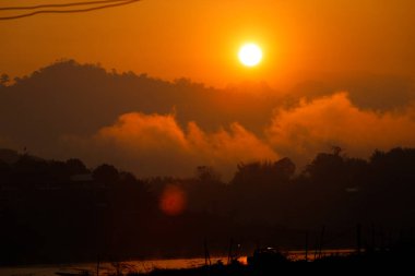 Orange Sun 'dan Sunrise' a kadar dağın tepesinde ve sabah sisi dumanıyla nehri yansıtıyor. Huzurlu sakin yaşam arkaplan kopyalama alanı kavramı