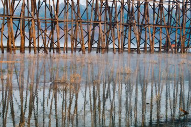 Sangklaburi ya da Myanmar yüksek ahşap köprüsü Songaria Nehri üzerinde, güzel manzaralı ve yerel geleneksel kültüre sahip bir uluslararası turizm merkezi. Wood Köprüsü 'nün mimarisi iki dünyayı birbirine bağlıyor.