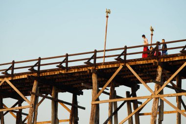 Kanchanabury, Tayland - 2 Şubat 2021; Sangklaburi veya Myanmar yüksek ahşap köprüsünde Halkın Yaşam Tarzı, Songaria Nehri, ünlü turizm merkezi güzel manzara ve yerel geleneksel kültür.