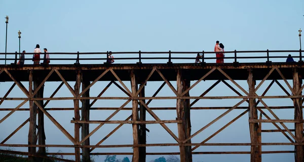 美しい景色と地元の伝統文化を持つ国際的に有名な観光地 ソンガリア川の上のサンクラブリまたはミャンマーの背の高い木製の橋 木造橋の建築は二つの世界を結ぶ — ストック写真