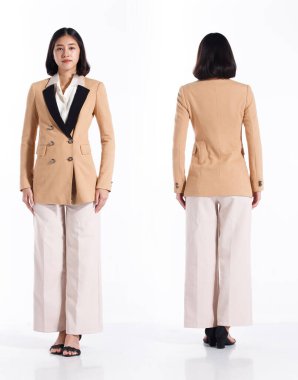 Kolaj Grubu 20 'li yaşlarda Asyalı bir kadının tam boy resmi kısa saçlı resmi takım elbise ve ayakkabılar. Ofisteki kız dikiliyor ve 360 derece dönüyor. Arka taraftan beyaz arka plan izole edilmiş.