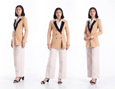 Kolaj Grubu 20 'li yaşlarda Asyalı bir kadının tam boy resmi kısa saçlı resmi takım elbise ve ayakkabılar. Ofis kızı beyaz arka planda CEO gibi duruyor ve yöneticilik yapıyor.