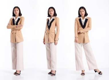 Kolaj Grubu 20 'li yaşlarda Asyalı bir kadının tam boy resmi kısa saçlı resmi takım elbise ve ayakkabılar. Ofis kızı beyaz arka planda CEO gibi duruyor ve yöneticilik yapıyor.