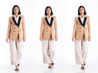 Kolaj Grubu 20 'li yaşlarda Asyalı bir kadının tam boy resmi kısa saçlı resmi takım elbise ve ayakkabılar. Ofis kızı, beyaz arka planda CEO gibi yürür.