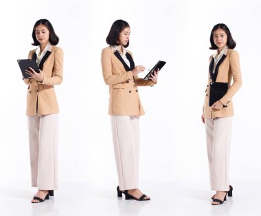 Kolaj Grubu. 20 'li yaşlarda, Asyalı kadın. Siyah kısa saçlı. İşyeri kızı dikilip dijital tablet ile beyaz arkaplan üzerinden e-posta toplantısını kontrol et.