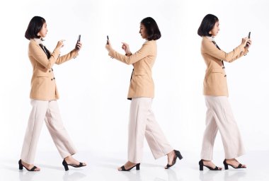 Kolaj Grubu. 20 'li yaşlarda, Asyalı kadın. Siyah kısa saçlı. Ofisteki kız yürür ve Akıllı Telefon 'da beyaz arka plandaki e-posta toplantısını kontrol eder.