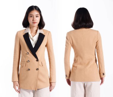 Kolaj Grubu, 20 'li yaşlarda, Asyalı bir kadının yarı vücut figürü. Siyah kısa saçlı, resmi spor ceket. Ofisteki kız dikiliyor ve 360 derece dönüyor. Arka taraftan beyaz arka plan izole edilmiş.