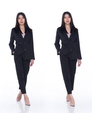 Kolaj Grubu 20 'li yaşlardaki Asyalı kadınların tam boy resmi resmi siyah uzun saçlı resmi takım elbise ve ayakkabılar. İş kadını ileriye doğru yürür ve beyaz arka plan üzerinde akıllı pozlar verir.