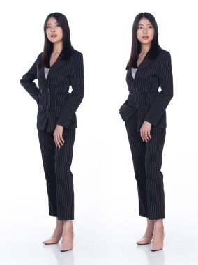 Kolaj Grubu 20 'li yaşlardaki Asyalı kadınların tam boy resmi resmi siyah uzun saçlı resmi takım elbise ve ayakkabılar. İş kadını ayakta durur ve döner akıllı pozlar beyaz arka planda izole