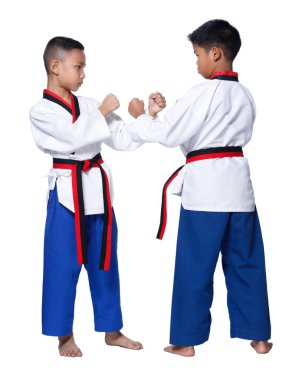 Siyah Kırmızı Kemer Tekvando Karate Kid genç sporcu gösterisinde geleneksel dövüş pozları spor üniforması içinde yüksek yuvarlak tekme, stüdyo ışıklandırması beyaz arka plan tam boy izole edilmiş