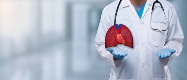 Doktor, iki elini aç ve avuç içi tabelasında, hayat boyu bağışta bulunma hızı için mavi tonda hastane arkaplanı ve boş alanı göster.