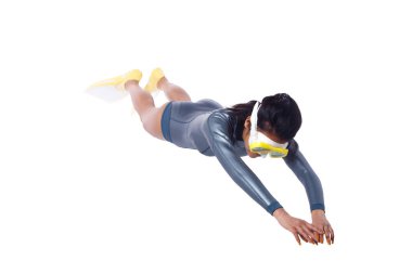 Serbest dalgıç kadın biz dalgıç dalış kıyafeti ve şnorkelli yüzgeçler. Bronzlaşmış Cilt Serbest Dalış dişisi, tam uzunlukta izole edilmiş beyaz arkaplan üzerinde su altında poz verir