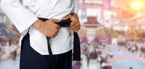 Grand Master Black Belt Taekwondo Professor Segurar Amarrar Postura Cinto — Fotografia de Stock