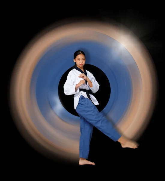 空手道跆拳道少女环绕着她的柔腿 霓虹灯像旋转 亚洲青年女运动员穿着传统的运动服 而不穿黑色背景的运动服 — 图库照片