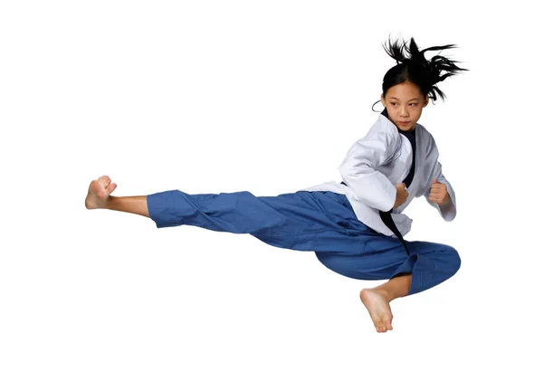 スポーツのティーンエイジャーの女の子は高くジャンプし 空中に浮かぶようにキック 15歳アジアの青少年アスリートの子供はTaekwondoカラタ制服上の白い背景隔離された完全な長さ — ストック写真