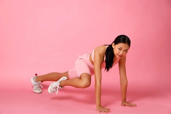 Sport Teenager Mädchen Planken Und Heben Ihr Bein Tun Mode — Stockfoto