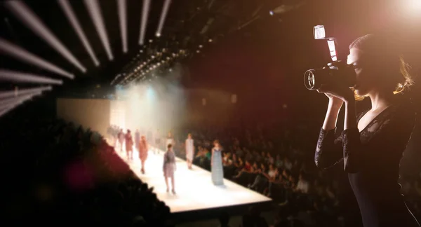 Photographer Press Woman Use Camera Shoots Photo Fashion Week Show — Stock Photo, Image