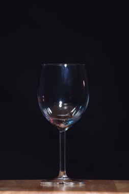 Boş Şarap Kadehi siyah arkaplan üzerindeki masada sıralı, düşük pozlama
